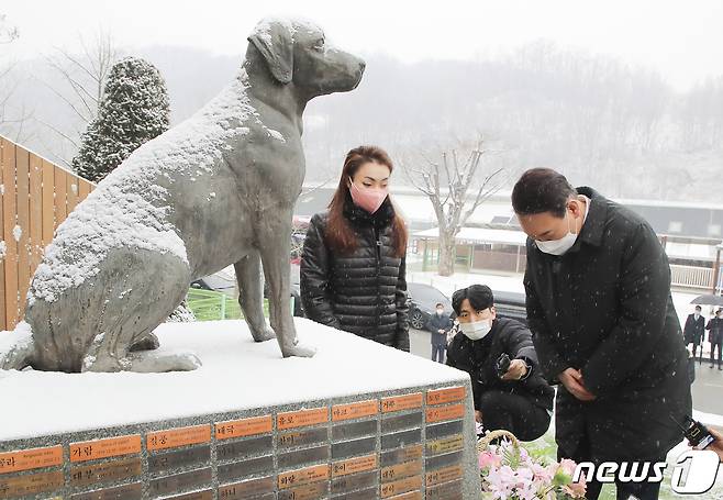 윤석열 국민의힘 대선 후보가 19일 오후 경기도 용인시 처인구 삼성화재 안내견학교를 방문해 장애인 관련 정책공약을 발표한 후 안내견 추모 동상을 찾아 묵념하고 있다. 2022.1.19/뉴스1 © News1 국회사진취재단