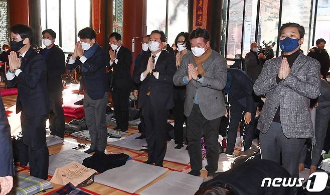 정세균 전 국무총리와 윤호중 민주당 원내대표 등 의원들이 17일 오전 서울 종로구 조계사를 방문해 조계종 총무원장 원행스님을 만나기 앞서 대웅전에서 참배하고 있다. 2022.1.17/뉴스1 © News1 국회사진취재단