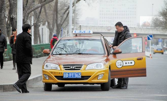 택시로 대량 보급했다가 저가 이미지 덫에 - 중국 베이징의 한 도로에 서 있는 현대 아반떼(중국 모델명 엘란트라) 택시. 현대차의 쏘나타와 아반떼는 2005년 전후로 베이징시 택시 표준으로 선정됐고 한때 베이징 택시의 절반 이상을 차지했다. 이 때문에 지금까지 중국에서 현대차는 ‘택시 차’라는 이미지에서 탈피하지 못하고 있다. /스핀중궈