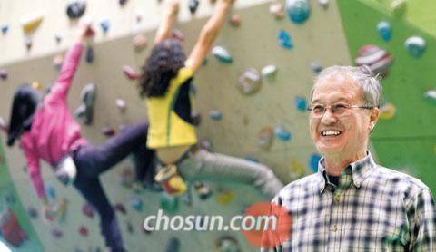 인공 암벽을 배경으로 선 성기학 영원무역 회장. 대학 산악부 출신인 그는 1997년 등산복 등 노스페이스 제품을 지원하며 고(故) 박영석 대장과 인연을 맺었다.