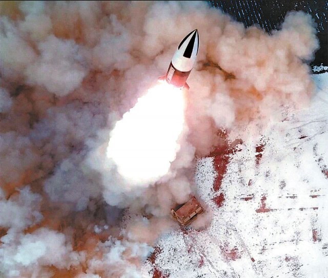 북한이 17일 평양 순안공항 일대에서 발사한 단거리 탄도미사일 KN-24. 북한 조선중앙통신은 18일 “17일 동해상의 섬 목표를 정밀 타격하는 전술유도탄의 검수사격시험이 진행됐다”며 KN-24 발사 장면을 공개했다. 조선중앙TV 캡처