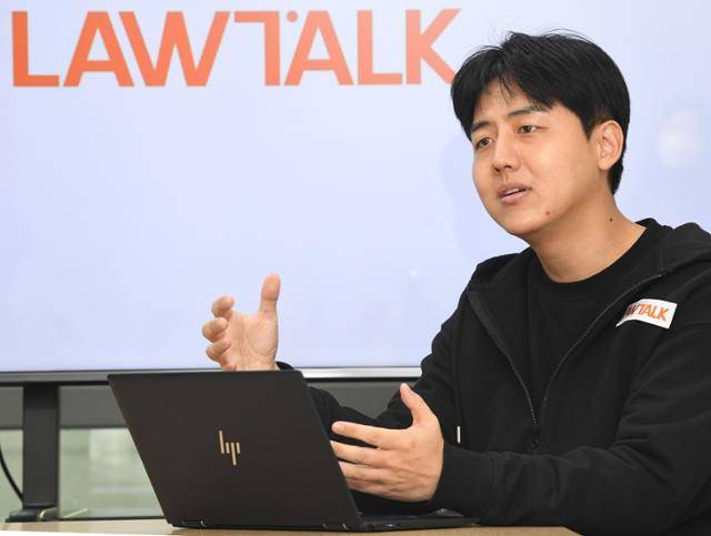 대한변호사협회와 갈등을 빚고 있는 로앤컴퍼니의 공동 창업자인 정재성 부대표가 "다음 달 중순부터 로톡의 변호사 유료 광고를 한시적으로 무료화하겠다"며 상반기 내내 시행 예정인 광고 무료화 방안을 설명하고 있다. 배우한 기자