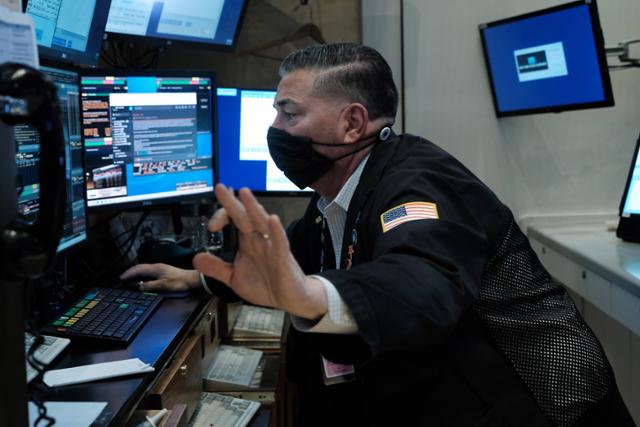 18일(현지시간) 미국 뉴욕증권거래소(NYSE)에서 한 트레이더가 모니터 화면을 보고 있다. AFP 연합뉴스