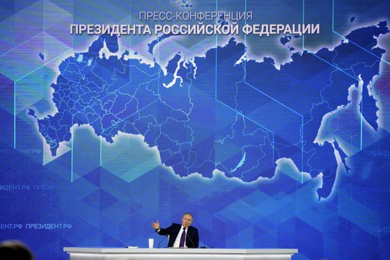 러시아의 블라디미르 푸틴 대통령이 지난달 28일 모스크바에서 내외신 기자를 상대로 기자회견을 하고 있다. 배경에 거대한 러시아 지도와 행정구역, 시간대가 표시된 초대형 러시아 지도가 보인다. AP=연합뉴스