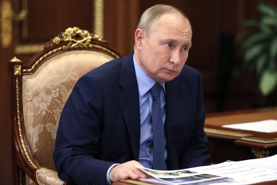Russ블라디미르 푸틴 러시아 대통령이 1월 14일 모스크바의 크렘린궁에서 회의를 주재하면서 보고를 듣고 있다. AP=연합뉴스