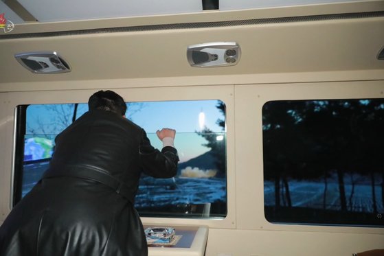 지난 11일 김정은 북한 국무위원장이 자신의 전용 차량 안에서 극초음속미사일 발사 장면을 지켜보는 모습을 조선중앙TV가 12일 보도했다. 발사 장소는 자강도로 알려졌다. 조선중앙TV 화면, 연합뉴스