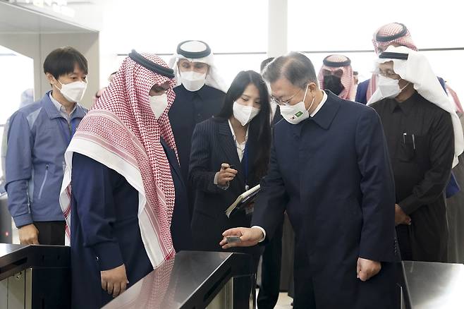 문재인 대통령이 사우디 리야드 프린세스 노라 여자대학 1역 개찰구를 통과하고 있다. 리야드=김성룡 기자