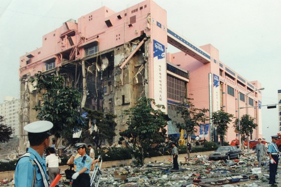 1995년 6월 29일 서울 서초동 삼풍백화점 건물이 무너져 총 1445명의 사상자를 냈다. 중앙포토