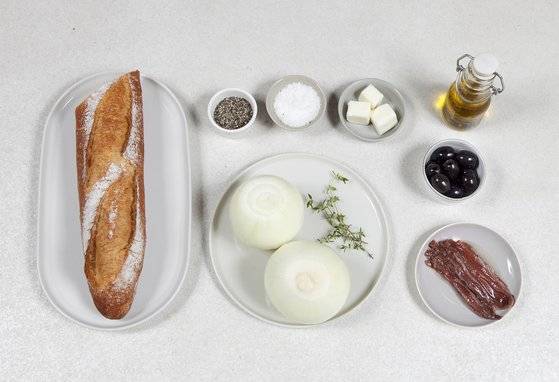 피살라디에르풍 안초비 바게트 피자를 만들기 위한 재료들. 사진 송미성, 스타일링 로쏘