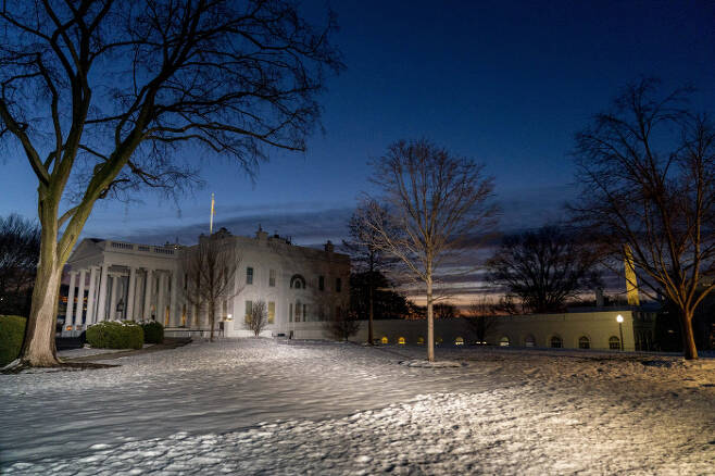 지난 6일 눈이 쌓인 백악관을 배경으로 여명이 밝아오고 있다. 워싱턴|AP연합뉴스