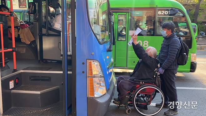 2021년 휠체어를 탄 장애인 활동가가 시내버스를 막아서고 시위하고 있다. 전장연은 저상버스가 아닌 버스를 ‘차별버스’로 규정하고 저상버스 도입 확대를 위한 캠페인을 벌였다. 사진=전장연