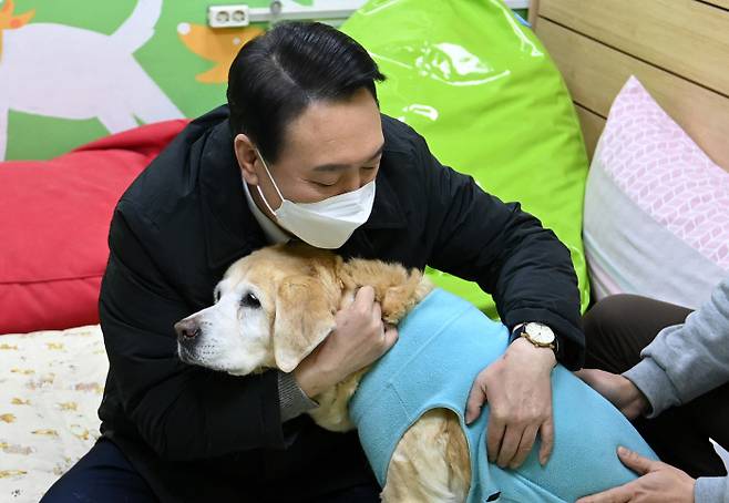 윤석열 국민의힘 대선후보가 19일 오후 경기도 용인시 처인구 삼성화재 안내견학교를 방문해 장애인 관련 정책공약 발표에 앞서 안내견을 포옹하고 있다. 국회사진기자단