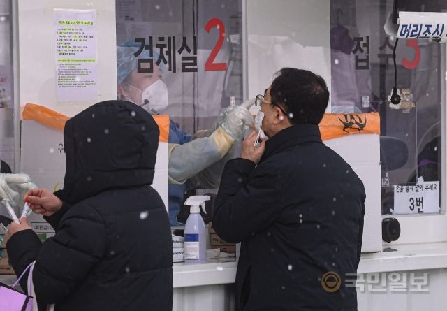 19일 서울 서초구 강남역 임시선별검사소에서 시민들이 검사를 받고 있다.