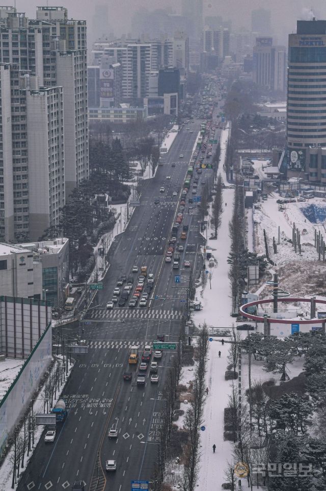 19일 서울 송파구 올림픽공원 일대에 눈이 쌓여있다.