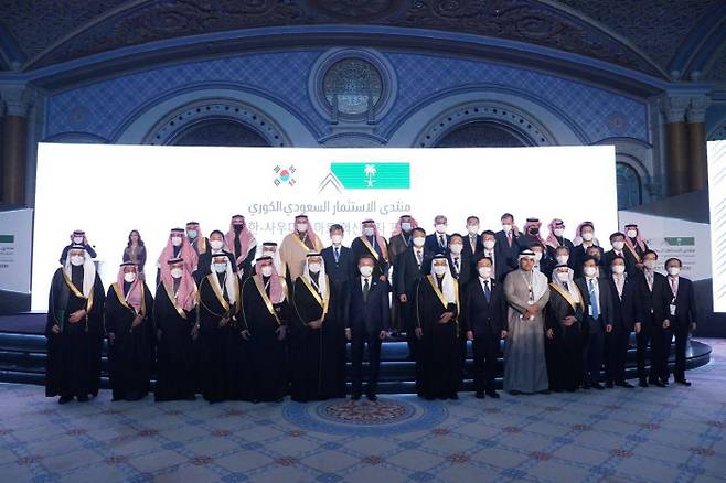 한-사우디 스마트 혁신성장 포럼의  MOU 서명식 참석자들이 문재인 대통령과 함께 기념사진을 촬영하고 있다. [사진 제공 = 특허청]