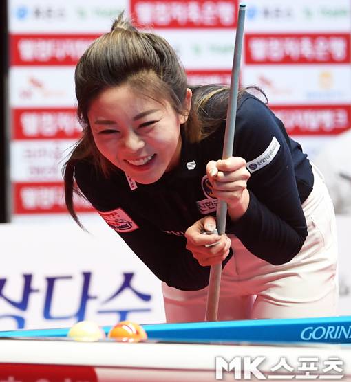 마민캄의 공이 느릿느릿 굴러 가까스로 득점하자 활짝 웃는 김가영.