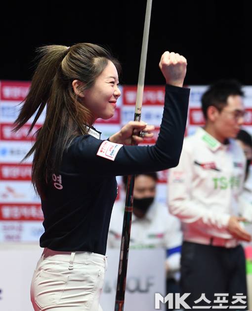 김가영은 13-10 상황에서 뱅크샷 성공으로 2점을 득점해 15-10으로 경기를 끝냈다. 김가영이 주먹을 불끈 쥐고 기뻐하고 있다.