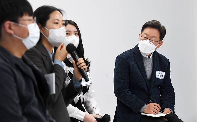 이재명 더불어민주당 대선 후보가 이달 2일 서울 마포구 소재 더불어민주당 미래당사 '블루소다' 개관식에 참석해 2030 청년리스너들의 질문을 경청하고 있다. / 사진제공=뉴시스