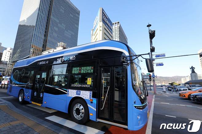 (서울=뉴스1) 이승배 기자 = 오염물질 배출은 없고 미세먼지 정화 능력이 있는 친환경 수소버스(370번 버스)가 15일 오후 서울 종로구 도심일대에서 운행되고 있다.  서울시는 '서울형 그린뉴딜' 핵심 세부사업 중 하나로 시내버스 정규노선 370번(강동공영차고지~충정로역)에 수소버스를 도입해 이날부터 운행을 시작한다. 시는 2025년까지 수소버스를 1000대 수준으로 늘리고, 수소충전소도 11개소를 구축할 방침이다. 2020.12.15/뉴스1