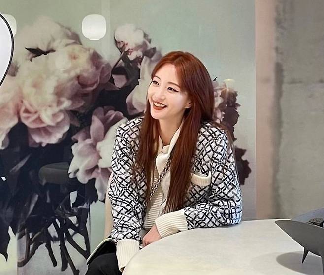 Actor Han Ye-seul boasted unwavering beauty after she transformed into Orange Hair.Han Ye-seul posted a photo on his personal instagram on January 19 with an article entitled Lets live today and live for tomorrow tomorrow.Han Ye-seul in the public photo is smiling brightly at somewhere, and the transformed orange hair is also a stick.The thick pattern cardigans matched the bag with the chain, adding a youthful atmosphere.Another photo showed Hair, makeup, and made a guess that he had taken the shot.Han Ye-seul is in public relationship with her boyfriend, who is a 10-year-old theater actress, and her diligent routine, which is not negligent in her devotion and work, attracts attention.Meanwhile, Han Ye-seul appeared on the SBS drama Big Issue, which ended in 2019.