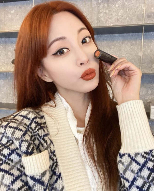 Actor Han Ye-seul boasted unwavering beauty after she transformed into Orange Hair.Han Ye-seul posted a photo on his personal instagram on January 19 with an article entitled Lets live today and live for tomorrow tomorrow.Han Ye-seul in the public photo is smiling brightly at somewhere, and the transformed orange hair is also a stick.The thick pattern cardigans matched the bag with the chain, adding a youthful atmosphere.Another photo showed Hair, makeup, and made a guess that he had taken the shot.Han Ye-seul is in public relationship with her boyfriend, who is a 10-year-old theater actress, and her diligent routine, which is not negligent in her devotion and work, attracts attention.Meanwhile, Han Ye-seul appeared on the SBS drama Big Issue, which ended in 2019.