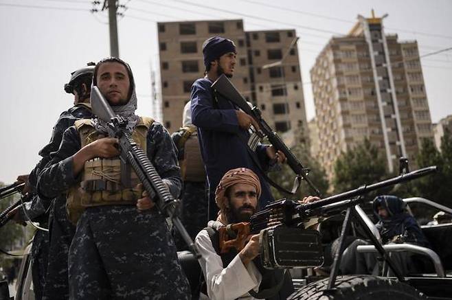 [카불=AP/뉴시스]아프간 카불 시내 탈레반 대원들. 2021.09.16. photo@newsis.com *재판매 및 DB 금지