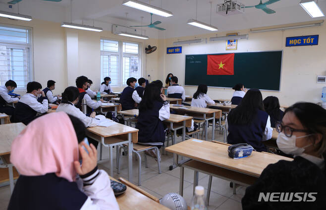 [하노이=AP/뉴시스] 6일(현지시간) 베트남 하노이의 한 고등학교의 교실에서 12학년 학생들이 수업하고 있다.  하노이 당국이 코로나19 규제를 완화하면서 12학년 학생들이 약 6개월 만에 교실로 돌아왔다. 2021.12.06.