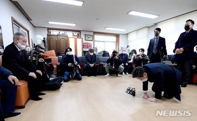 [서울=뉴시스] 국회사진기자단 = 이재명 더불어민주당 대선 후보가 19일 서울 동작구 신대방2동경로당을 방문해 전국경로당 회장단에게 새해 맞이 큰절을 하고 있다. 2022.01.19. photo@newsis.com