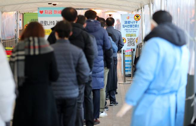 19일 오전 서울 중구 시청 앞 서울광장에 마련된 중구 코로나19 임시 선별진료소에서 검사를 받으려는 시민들이 줄을 서고 있다. 뉴시스