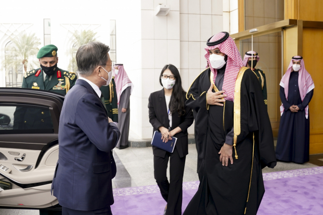 문재인 대통령이 18일(현지시간) 사우디아라비아 리야드 야마마궁에서 열린 공식회담에 앞서 무함마드 빈 살만 왕세자의 영접을 받고 있다. /연합뉴스