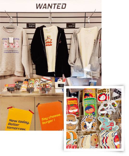 햄버거 메뉴 외에 레트로한 캐릭터 굿즈도 살 수 있다. [구희언 기자]