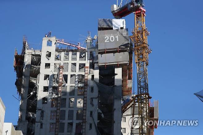 붕괴사고 8일째 접어든 사고 현장 모습 (광주=연합뉴스) 정회성 기자 = 18일 오전 광주 서구 화정아이파크 붕괴사고 8일째 현장 모습. 2022.1.18 hs@yna.co.kr