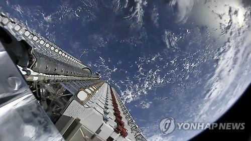 팰컨9 로켓에 실려 지구 궤도에 배치되는 스타링크 위성  [UPI 연합뉴스 자료사진]