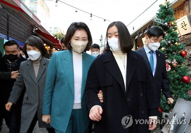 청년 이야기 경청하는 김혜경 (군산=연합뉴스) 홍인철 기자 = 더불어민주당 이재명 대선 후보 부인인 김혜경 씨(왼쪽 세번째)가 19일 전북 군산시 경암동 '철길 마을'을 걸으며 한 청년의 이야기를 듣고 있다. 2022.1.19 ichong@yna.co.kr