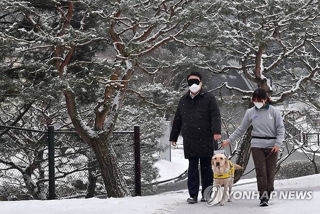 안내견과 함께 걷는 윤석열 대선후보 (용인=연합뉴스) 국민의힘 윤석열 대선후보가 19일 오후 경기도 용인시 처인구 삼성화재 안내견학교를 방문해 장애인 관련 정책공약 발표에 앞서 안내견 체험을 하고 있다. 2022.1.19 [국회사진기자단] srbaek@yna.co.kr