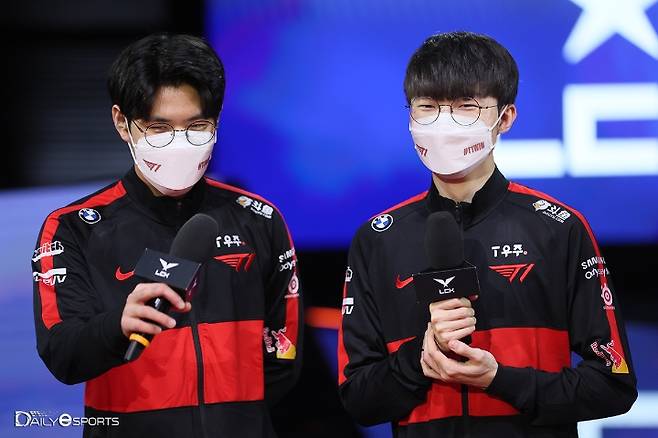 디알엑스를 상대로 2대0 승리한 뒤 POG를 받은 '오너'(좌)와 '페이커'(우).