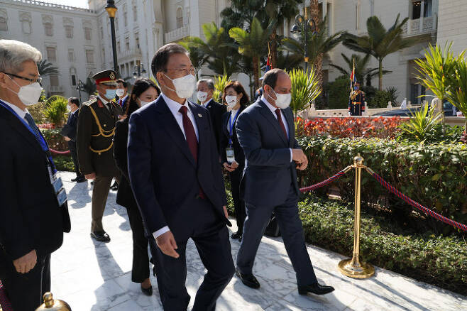 문재인 대통령과 압델 파타 엘시시 이집트 대통령이 20일(현지시간) 이집트 카이로 대통령궁 정원에서 열린 공식환영식에 참석하고 있다.(사진=연합뉴스)