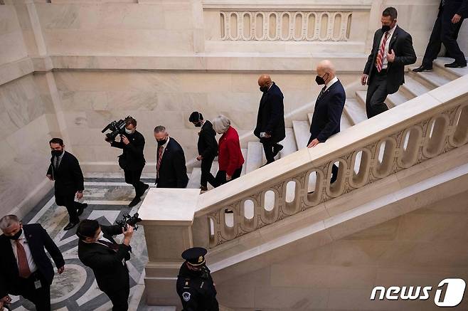 조 바이든 미국 대통령이 13일 (현지시간) 워싱턴 의사당에서 열린 상원 민주당 코커스에 참석한 뒤 계단을 내려오고 있다. © AFP=뉴스1 © News1 우동명 기자