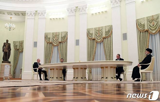 블라디미르 푸틴 러시아 대통령이 에브라힘 라이시 이란 대통령과 회담을 하고 있다. © AFP=뉴스1