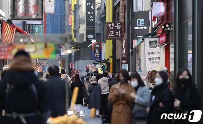 1월16일 서울 중구 명동거리에서 시민들이 걷고 있다.  © News1 안은나 기자