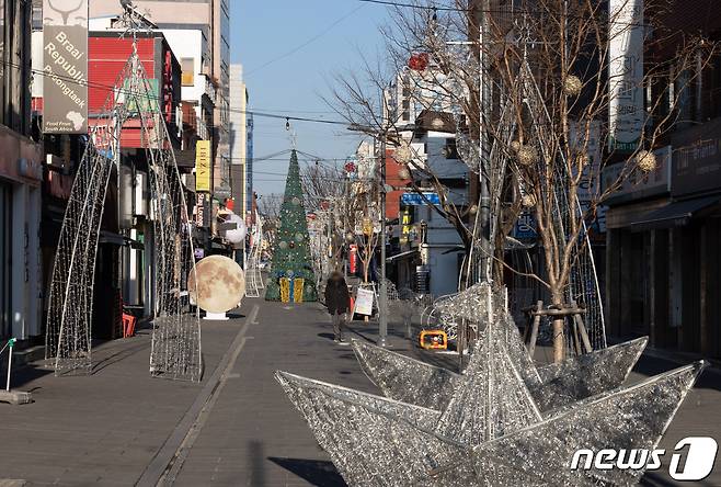 신종 코로나바이러스 감염증(코로나19) 오미크론 변이가 주한미군이 상주하고 있는 평택시 주변 지역으로 우세종으로 확산되고 있다. 평택시는 미군부대 종사자 등을 대상으로 진단검사 행정검사를 발동했다. 20일 오후 경기 평택시 주한미군 캠프 험프리스 앞 안정리 로데오거리가 한산하다. 2022.1.20/뉴스1 © News1 이재명 기자