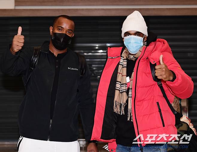 '엄지 척' 자신감 넘치는 눈빛으로 인사하는 브리토(왼쪽), 윌리엄스.