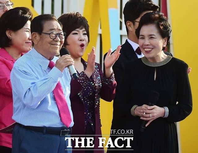 이미자의 매력은 매끈한 창법, 고운 비단 옷감을 만져보는듯한 부드러운 촉감같은 목소리에 있다. 사진은 지난 2017년 KBS '전국노래자랑' 서울 서초구편에 출연할 당시 모습. /더팩트 DB