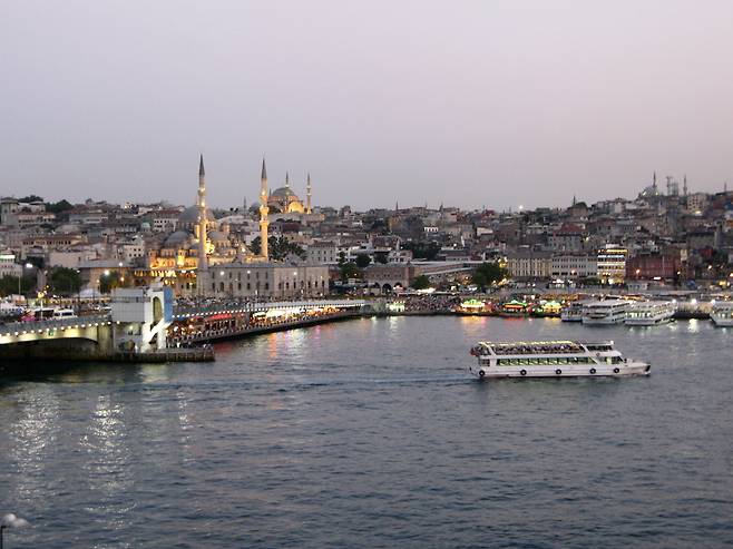 이스탄불의 갈라타(Galata) 다리. 터키의 많은 문학작품에도 등장하는데, 상부는 차량과 행인의 이동으로, 하부는 레스토랑들로 사용되고 있다. 여기에서 강을 바라보거나 낚시를 하고, 저녁을 먹으며 야경을 감상하는 경험은 특별하다. /박진배 뉴욕 FIT 교수, 마이애미대학교 명예석좌교수