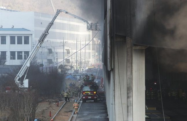 지난 5일 경기도 평택시의 한 냉동창고 신축 공사현장에서 불이 나 화재진압을 하던 소방관 3명이 순직했다.ⓒ연합뉴스