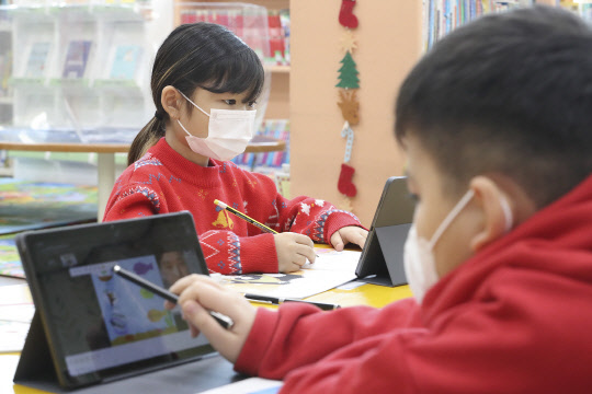 경기 안산시에 거주하는 다문화 초등학생들이 KT 온라인 교육 플랫폼 'KT랜선에듀'를 통해 멘토와 랜선야학 수업에 참여하고 있다. KT 제공