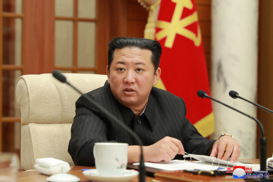 20일 조선중앙통신은 김정은 북한 국무위원장(노동당 총 비서)이 북한 노동당 중앙위원회 제8기 제6차 정치국 회의를 열어 미국 대응방안을 논의했다고 밝혔다. 연합뉴스.
