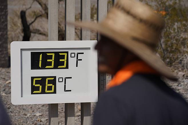 2021년 7월11일(현지시간) 미국 서부가 폭염으로 펄펄 끓는 가운데 캘리포니아주 데스밸리 국립공원에 설치돼 있는 온도계가 화씨 133도(섭씨 56도)를 가리키고 있다. 연합뉴스