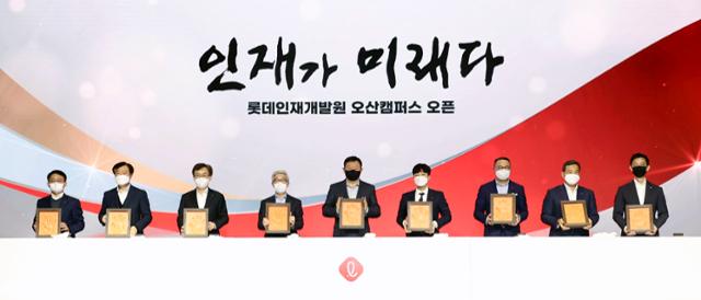 20일 롯데인재개발원 오산캠퍼스 개원 행사에서 주요 참석자들이 손바닥을 찍은 동판을 들어 보이고 있다. 왼쪽부터 하석주 롯데건설 대표이사, 이영구 롯데 식품군 총괄대표, 김교현 롯데 화학군 총괄대표, 송용덕 롯데지주 대표이사, 신동빈 롯데 회장, 백주환 캐논코리아 사원, 이동우 롯데지주 대표이사, 김상현 롯데 유통군 총괄대표, 안세진 롯데 호텔군 총괄대표. 롯데 제공