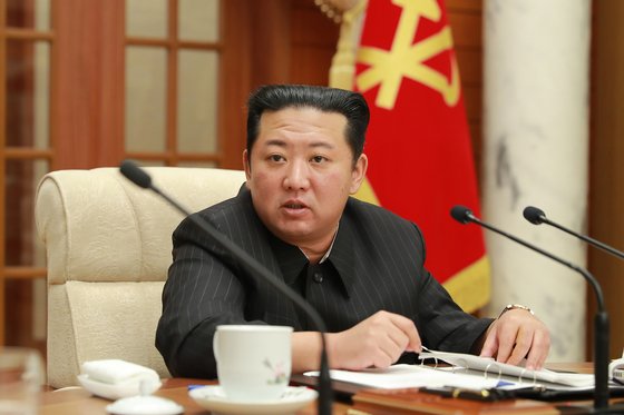 19일 노동당 중앙위 정치국 회의에서 발언 중인 김정은 북한 국무위원장. 뉴스1